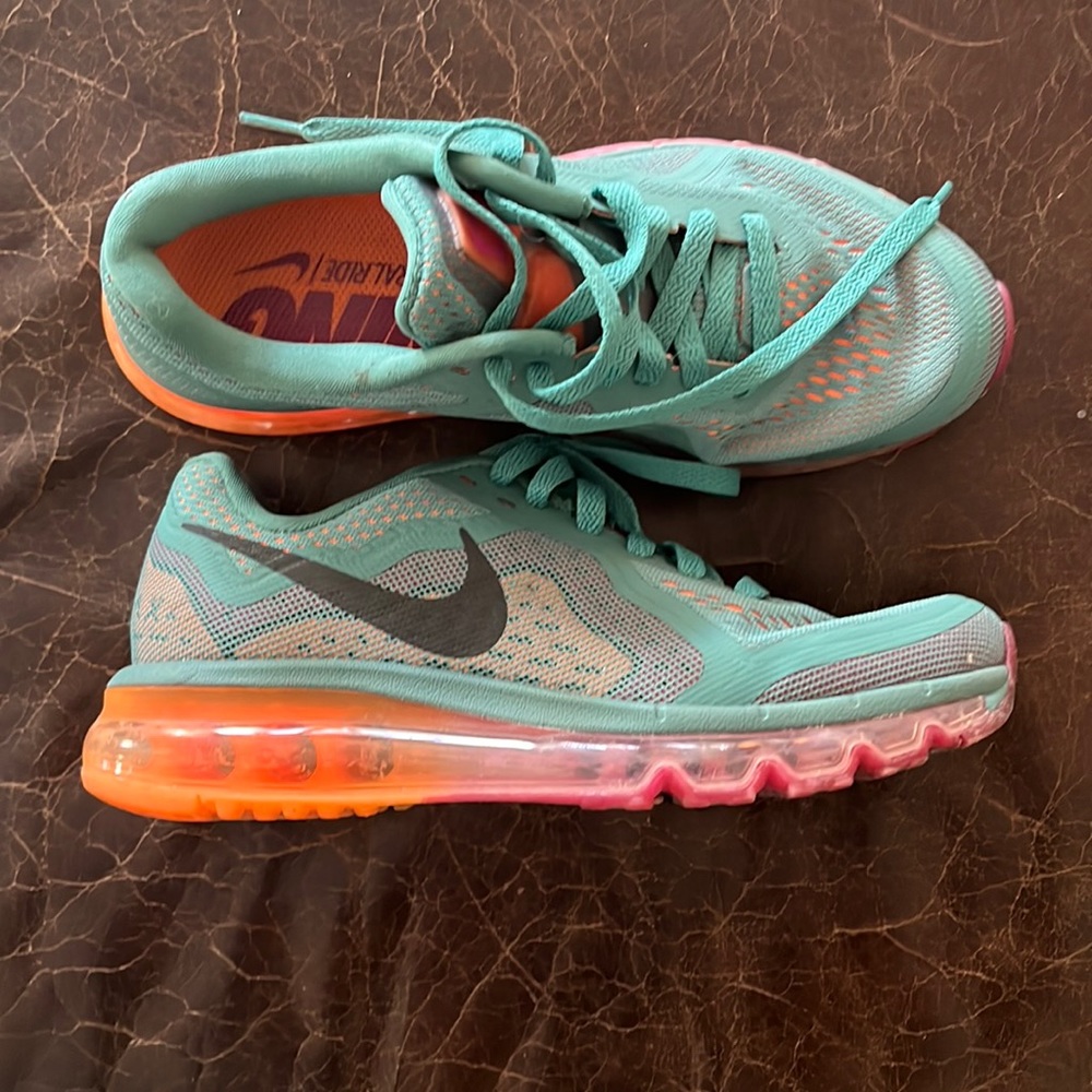 Nike AIR MAX WOMENS SIZE 7 - extremely comfortable running/training/casual